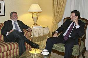 Jaime Mayor Oreja y Mariano Rajoy, durante su encuentro en un hotel de Bruselas. (Foto: EFE)