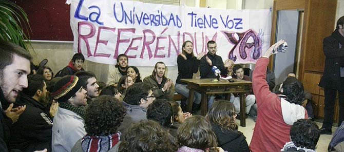 Una pancarta exigiendo un referéndum preside el encierro de la Complutense. (Foto: Gonzalo Arroyo)