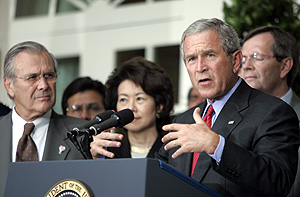 Bush y Rumsfeld, en una imagen de 2005. (Foto: AP)