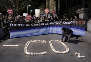Un grupo de ecologistas se manifiesta frente al Ministerio de Medio Ambiente reclamando medidas eficaces contra el cambio climtico. (Foto: EFE)