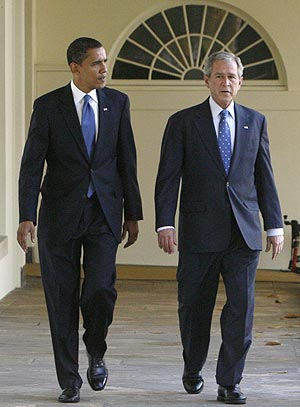 Obama y Bush pasean por la Casa Blanca tras las elecciones del 4 de noviembre. (Foto: REUTERS)