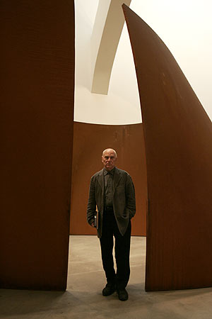 Serra, junto a una de sus obras en el Guggenheim de Bilbao. (Foto: EL MUNDO)