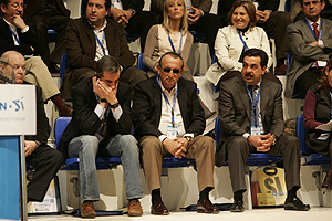 Carlos Fabra (centro), junto a Ricardo Costa (izquierda) y Francisco Martnez (derecha), durante el Congreso provincial del PP de Castelln. (Foto: Juan Mart)