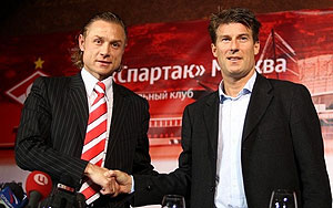 Michael Laudrup (derecha), actual entrenador del Spartak de Mosc, saluda a Valeri Karpin (izquierda), director deportivo del mismo club.