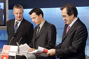 Jess Caldera, Emilio Ontiveros y Carlos Mulas, durante la presentacin del informe. (Foto: EFE)