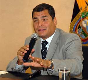 Correa se dirige a la prensa en Guayaquil. (Foto: AFP)
