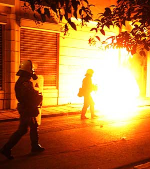 Varios policas griegos, durante los disturbios. (Foto: AP)