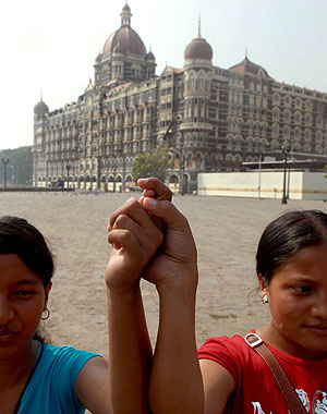 Manifestantes indios forman una cadena humana frente al Taj Hotel. (Foto: EFE)