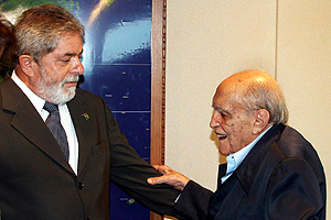 Oscar Niemeyer (dcha.), en un encuentro con l presidente brasileo Luiz Incio Lula da Silva en Brasilia. (Foto: EFE)