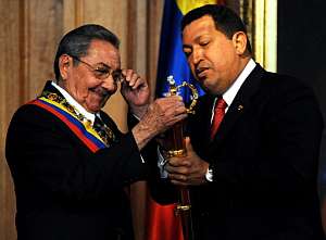 Chvez hace entrega a Castro de una rplica de la espada de Simn Bolvar. (Foto: AFP)