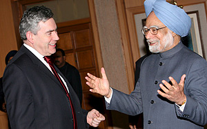 Gordon Brown conversa con su homlogo indio, Manmohan Singh, en Nueva Delhi. (Foto: EFE)
