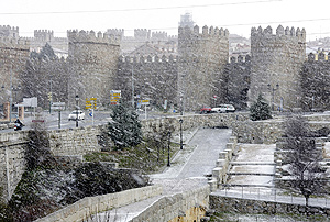 Nieve en la ciudad de vila, al fondo la Muralla de la ciudad (ICAL)