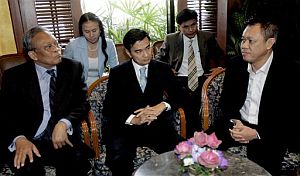 Abhisit Vejjajiva, en el centro, durante las conversaciones previas a la votacin en el Parlamento que lo ha elegido primer ministro. (Foto: AP)