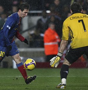 Messi pica el baln ante Casillas en el segundo gol del Barcelona. (Foto: EFE)