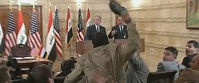 El periodista iraqu en el momento de lanzar su zapato contra Bush en Bagdad. (Foto: AP)