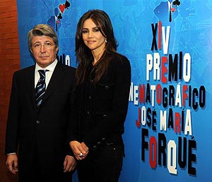 Goya Toledo, encargada de anunciar los nominados, junto al presidente de Egeda, Enrique Cerezo. (Foto: Pipo Fernndez)