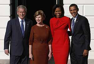 Barack Obama (d) junto a su esposa, Michelle (3-i) y el matrimonio Bush durante su visita a la Casa Blanca. (Foto: Reuters)