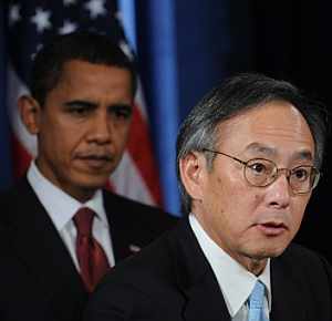 Steven Chu, con Obama detrs, durante la rueda de prensa. (Foto: AFP)
