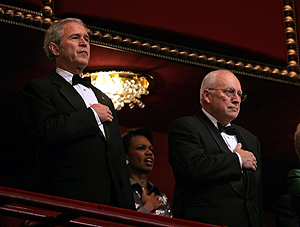 Dick Cheney (dcha), junto al presidente de EEUU, George W. Bush. (Foto: AP)