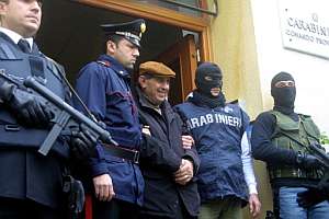 Policías italianos escoltan a un detenido en Palermo. (Foto: AFP)