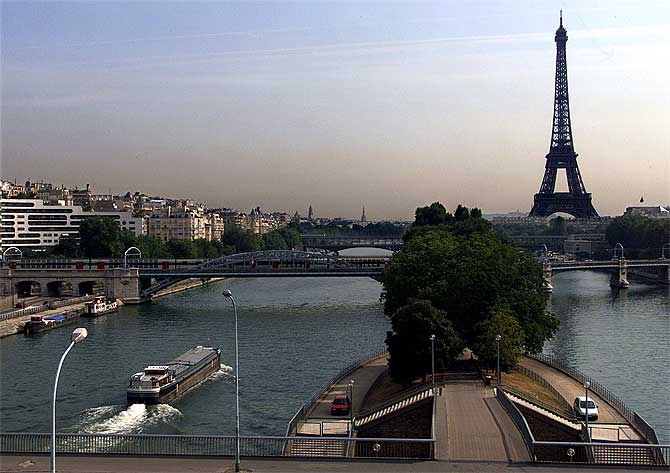 Vista del ro Sena y, al fondo, la Torre Eiffel. (Foto: REUTER)