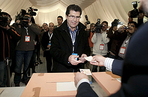 Prez Fenoll, en el momento de emitir su voto en el XII Congreso Provincial del PP de Alicante. (Foto: EFE)