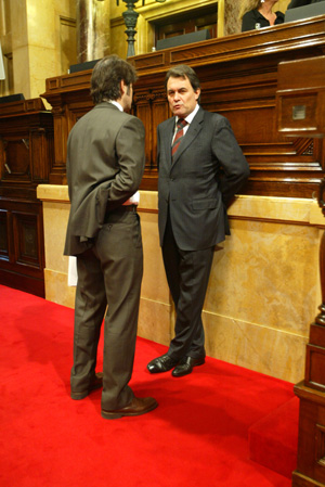 Artur Mas junto a Oriol Pujol, en el Parlament. (Foto: Quique Garca)