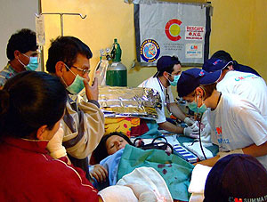 Mdicos y sanitarios atienden a una mujer en un hospital de la AECID. (Foto: EFE)