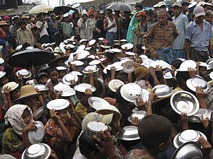 Cientos de nios esperan un poco de arroz en Laputta. (Foto: AP)