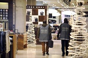 Agentes de la policía francesa en el registro de los grandes almacenes. (Foto: AFP)