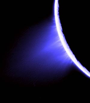 Imagen captada por la sonda 'Cassini' de partculas de vapor y hielo emitidas desde la superficie del polo sur de Encelado. (Foto: NASA)