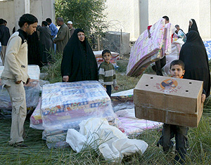 Familias pobres iraques recogen material donado por la ONU. (Foto: EFE)