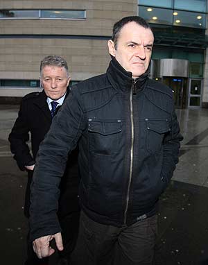 De Juana, a la salida de los juzgados de Belfast. (Foto: AFP)