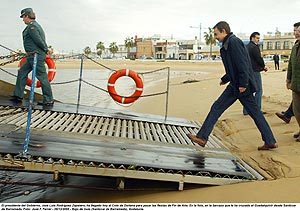 Sube a la barcaza que cruza el Guadalquivir en las Navidades de 2005. (Foto: J.F. FERRER)