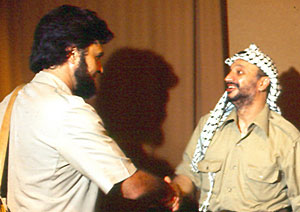 Gonzlez Green, con Yasser Arafat. (Foto: Ed. Sekotia)