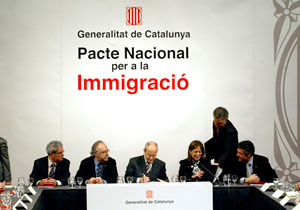 Montilla firma el pacto, flanqueado por Saura, Carod, Capdevila y Amors. (Foto: Antonio Moreno)