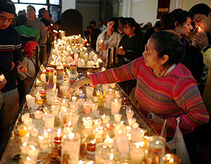 Varias personas encendiendo velas en el santuario de la Virgen de Guadalupe, Guatemala. (Foto: Rodrigo Abd)