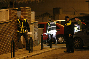 La polica, en la puerta de la casa de Alfonso Daz Moux. (Foto: Gonzalo Arroyo)