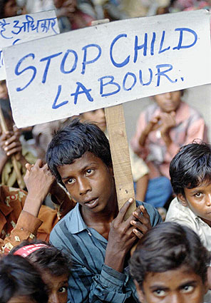 Varios nios manifestndose contra la explotacin infantil ante el Parlamento. (Foto: REUTERS)