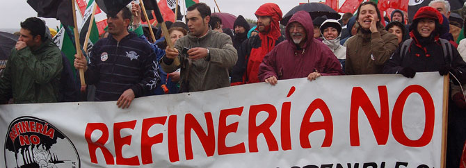 Manifestacin de ciudadanos extremeos contra la refinera del Grupo Gallardo. (Foto: EL MUNDO)