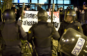 Policas antidisturbios vigilan a un grupo de estudiantes en la la manifestacin no autorizada por el asesinato a manos de la polica griega del adolescente Alexis Grigoropoulos. (Foto: EFE)