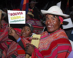 Indígenas aimara celebran la proclamación de la erradicación del analfabetismo. (Foto: EFE)