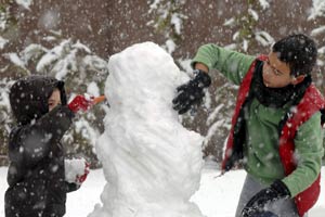 Dos niños construyen un muñeco de nieve en Viana de Cega (Valladolid), en una imagen tomada la semana pasada. (Foto: EFE)