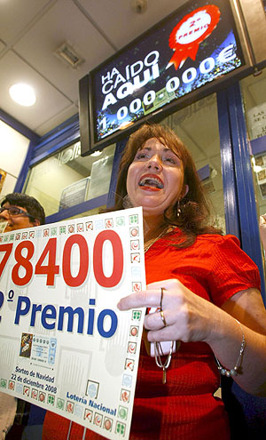Soledad Arceaga ha repartido en su administracin de Villaverde el segundo premio de la lotera. (Foto: EFE) [Todas las imgenes]
