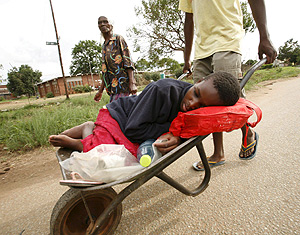 Una mujer enferma de clera es trasladada al hospital en carretilla. (Foto: AFP)