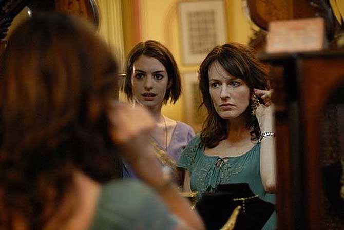 Anne Hathaway (izq.) y Rosemarie DeWitt (dcha.) en un momento de 'La boda de Rachel' de Jonathan Demme.