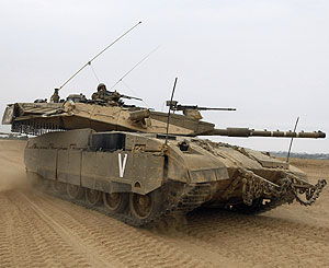 Un tanque israel se desplaza junto a la frontera sur con la Franja de Gaza. (Foto: AFP)