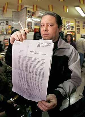 Rafael lvarez muestra la denuncia que present tras el atraco. (Foto: Alberto di Lolli)