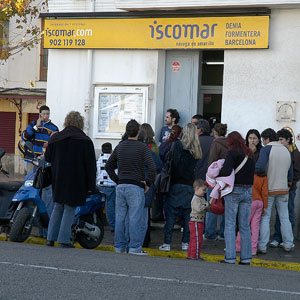 Muchos pasajeros han acudido a reclamar a las oficinas de Iscomar en Ibiza. (Foto: Toni Escobar)