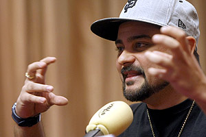 El rapero, durante su rueda de prensa en la Sociedad General de Autores. (Foto: EFE)